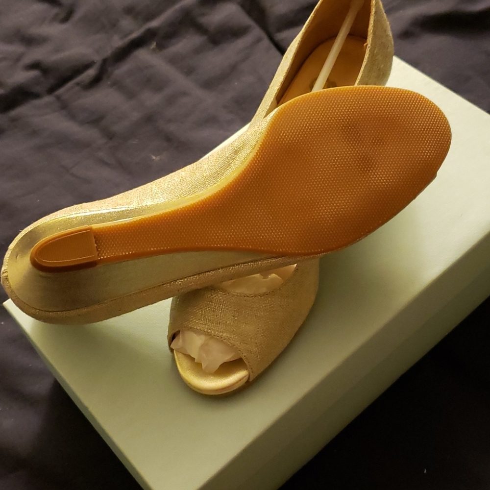 Butter shoes santana in Gold size 7